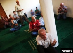 Сараево түбінде тұратын босниялық мұсылмандар намаз оқып отыр. 8 тамыз 2013 жыл.