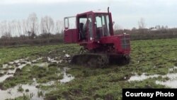 Ərçivanda hələ də sovetdənqalma traktor işlədilir.