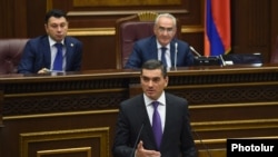 Armenia - Deputy Finance Minister Vakhtang Mirumian presents the Armenian government's amended Tax Code during a parliament debate in Yerevan, 28Sep2016.