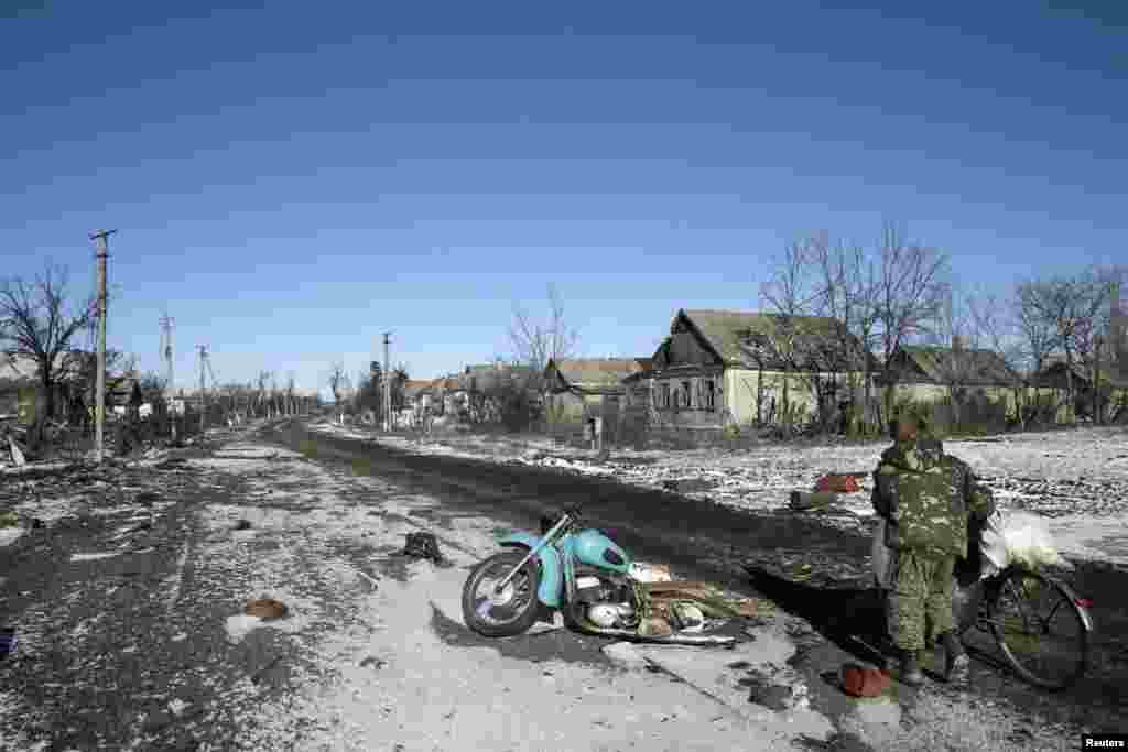 Місцевий мешканець у селі Нікішине неподалік Дебальцево, 17 лютого 2015 року