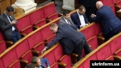 Засідання Верховної Ради України 8-скликання. Народний депутат голосує за інших парламентарів – іншими словами «кнопкодавить» 