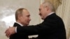 Russiýanyň prezidenti Wladimir Putin (çepde) bilen Belarus prezidenti Alýaksandr Lukaşenka. Arhiwden alnan surat.