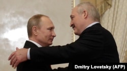 Vladimir Putin (solda) və Alyaksandr Lukaşenka aprelin 3-də Sankt Peterburqda görüşüblər