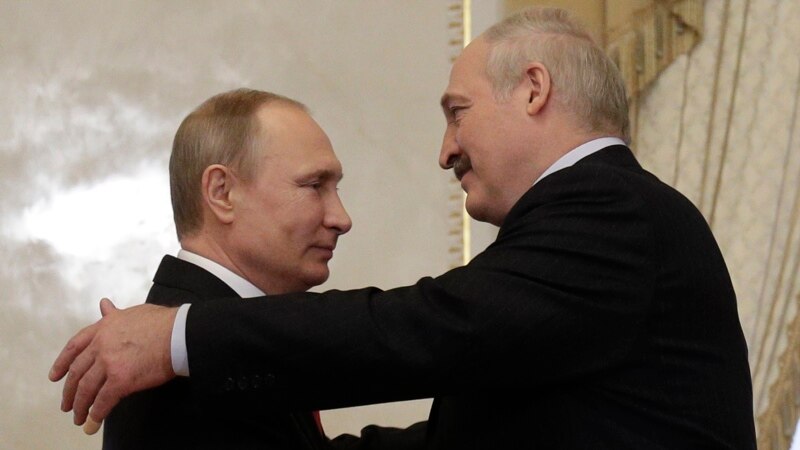 Lukaşenka dowam edýän protestlerden soň Putiniň goldawyny gözlemek üçin Soçä bardy