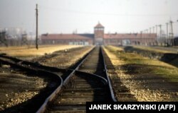 خط آهنی که قطارهای حامل یهودیان را به اردوگاه آشوویتس- بیرکنائو می‌رساند.