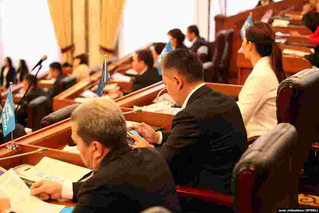 После общественного осуждения новые кресла для депутатов не закупили. 