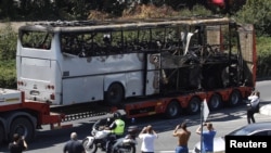 Autobusi në të cilin u vranë turistët izraelitë nga sulmuesi vetëvrasës me bombë