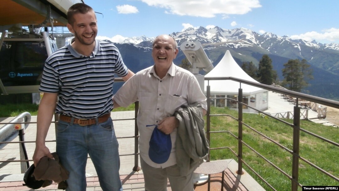 Үлкен кеуделері бар жалаңаш балапандардың фотосуреттері Әже соратын секс видео