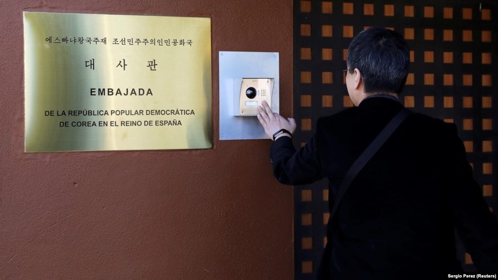 Вход в посольство КНДР в Мадриде