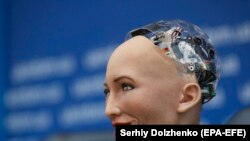 Роботът София дава пресконференция в Украйна.