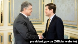 Ukrainian President Petro Poroshenko (left) meets with U.S. Assistant Secretary of State for European and Eurasian Affairs Wess Mitchell in Kyiv on May 2.