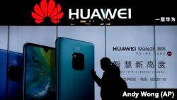 Бээжиндеги «Huawei» компаниясынын дүкөнү. 22-декабрь, 2018-жыл.