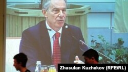 Экран показывает выступающего бывшего премьер-министра Великобритании Тони Блэра на Совете иностранных инвесторов. Астана, 18 мая 2011 года.
