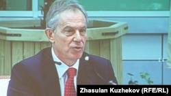 Тони Блэр Астанадағы шетелдік инвесторлар кеңесінде сөйлеп отыр. 18 мамыр 2011 жыл.