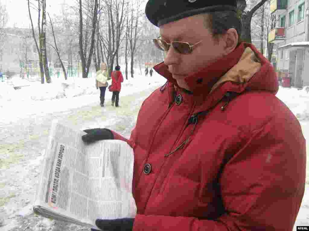 Сяргей Серабро паказвае паклёпніцкі артыкул на Сяргея Каваленку ў «Віцьбічах»