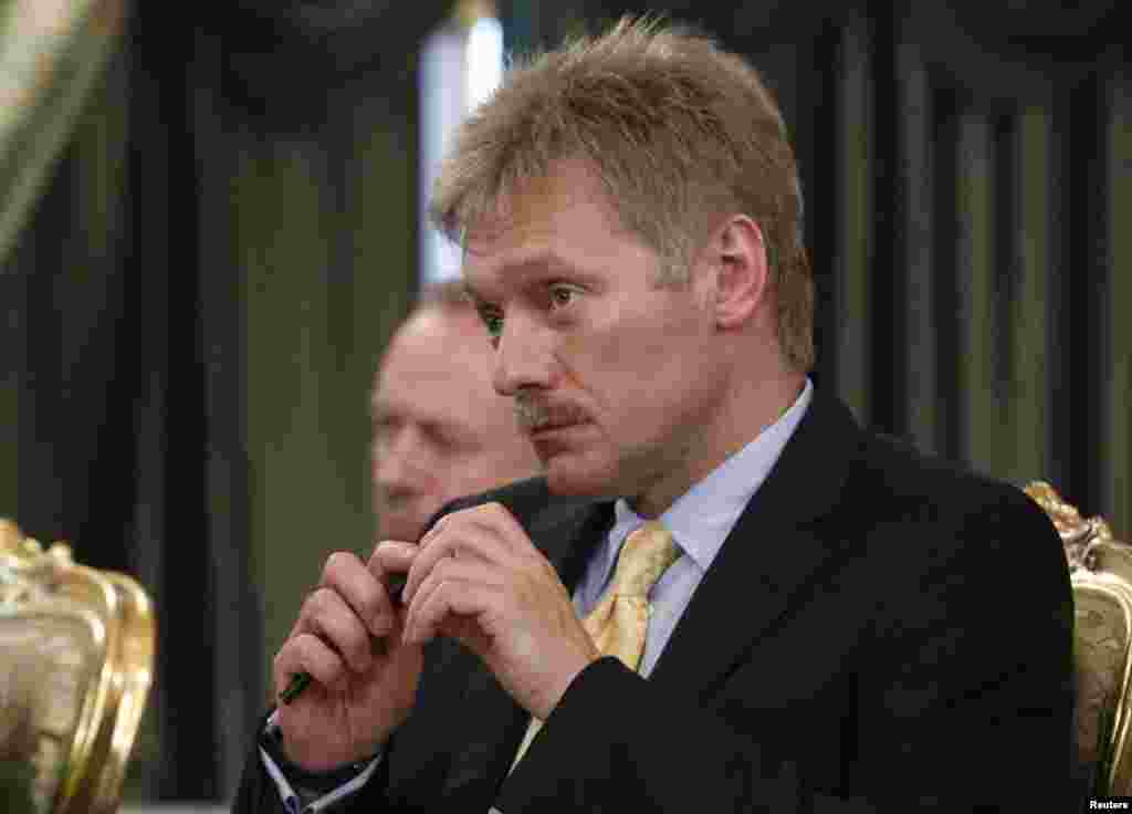 Пресс-секретарь российского президента Дмитрий Песков заявил, что бывший сотрудник Агентства национальной безопасности США Эдвард Сноуден отказался от намерения просить убежище в России. Москва, 2 июля 2013 года.