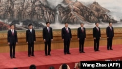 Noul Bioru Politic al Partidului comunist din China: Han Zheng, Wang Huning, Li Zhanshu, președintele Xi Jinping, premierul Li Keqiang, Wang Yang, Zhao Leji, la întîlnirea cu presa