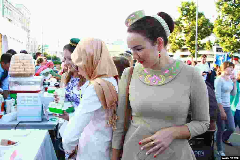 Ярминкәдә милли киемле татар кызы