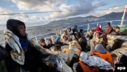 Мигранты добираются морем из Турции в Грецию