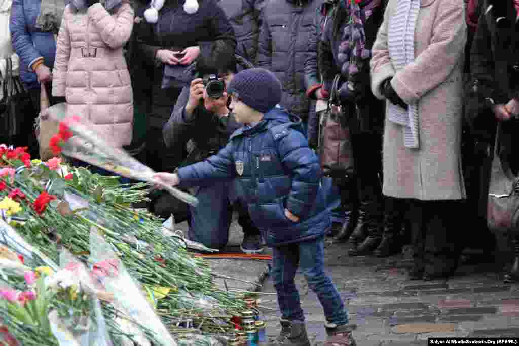 Цветы в память о &quot;Небесной сотне&quot; - так в Украине называют тех, кто погиб, защищая Майдан в феврале 2014 года.