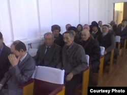 Жители села Тайпак на встрече с представителями управления здравоохранения Западно-Казахстанской области. 27 февраля 2014 года.