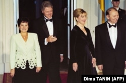 22 листопада 1994 року в Білому домі у Вашингтоні президенти Білл Клінтон (ліворуч) та Леонід Кучма дали прес-конференцію, на якій президент США заявив, що заплановано дворічний пакет допомоги Україні на суму 900 млн доларів США