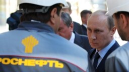 ولادیمیر پوتین، رئیسجمهوری روسیه، در حال بازدید از یک پالایشگاه شرکت نفتی «روسنفت»