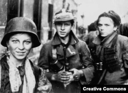 Юные участники Варшавского восстания, организованного Армией Крайовой. Август 1944 года