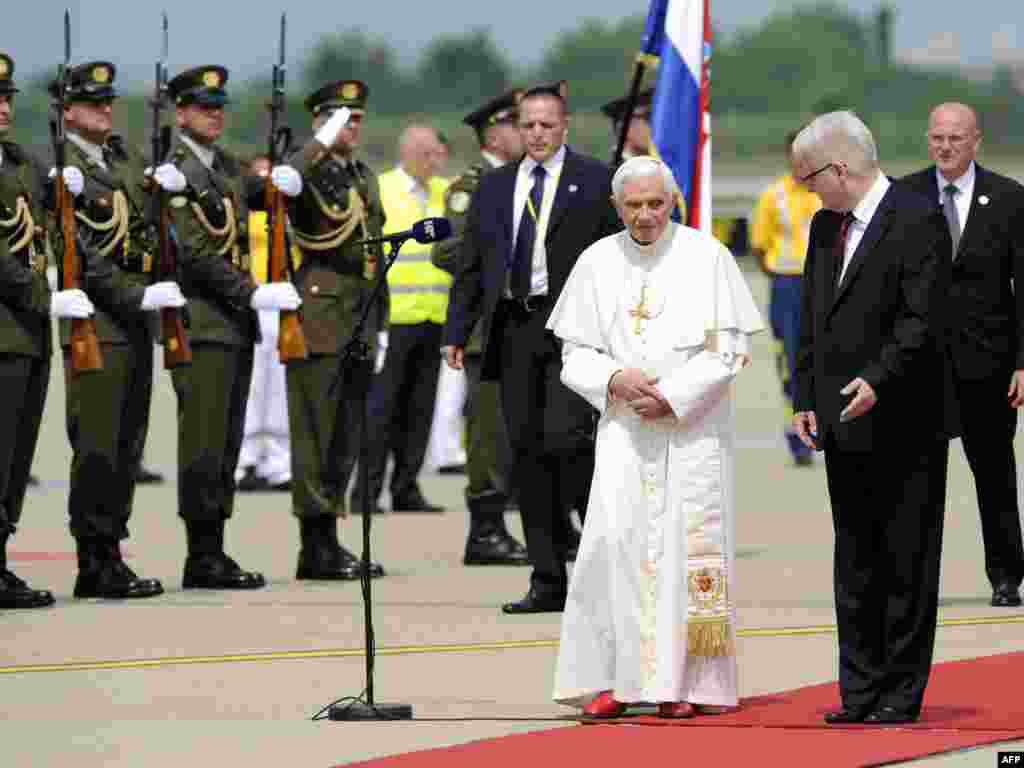 Papa Benedikt XVI i predsjednik Hrvatske Ivo Josipović na aerodromu u Zagrebu, 4. lipanj 2011. AFP / HRVOJE POLAN 