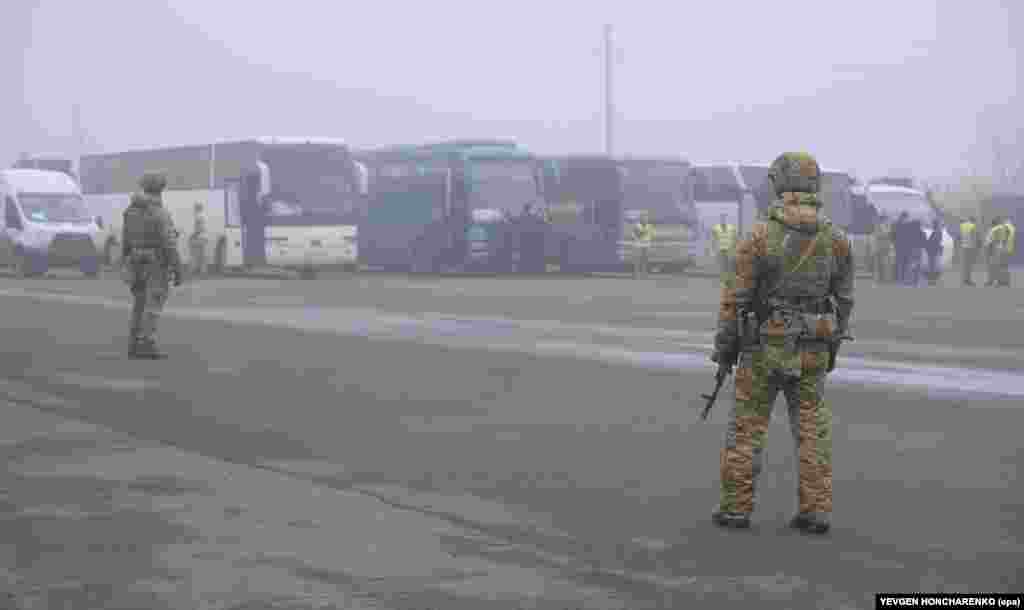 Кілька автобусів готуються до обміну поблизу Майорська, Донецька область на контрольованій українською владою території