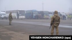 Несколько автобусов для перевозки освобожденных пленных близ КПП "Майорское" на линии разграничения