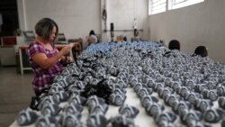 Zaposlenik stavlja trake na zaštitne maske za lice u tvornici Destra Brasil, koja se bori sa nedostatkom materijala zbog velike potražnje nakon izbijanja korona virusa, u Sao Paulu, Brazil, 2. mart 2020.