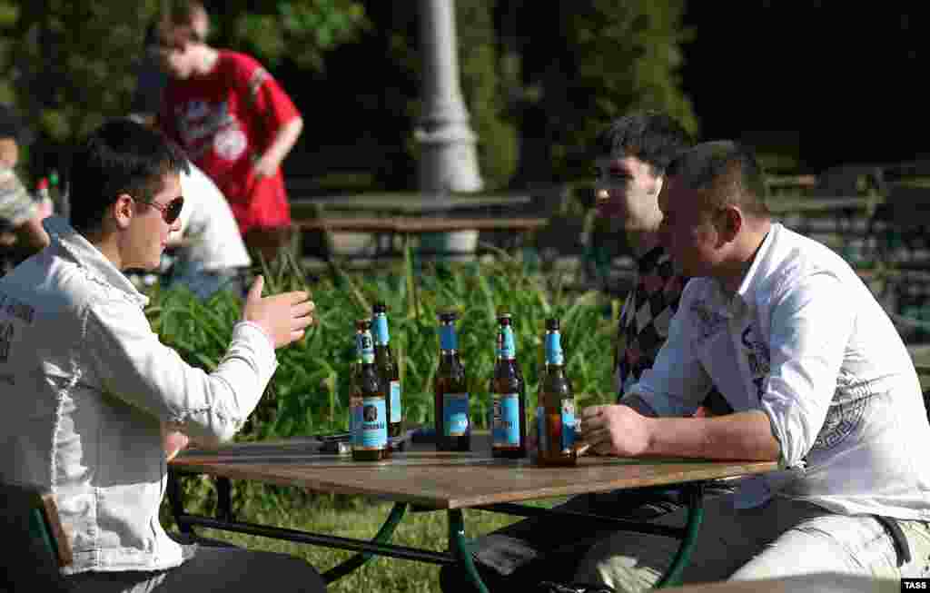 A number of cheap stalls and cafes were also blamed for lowering the tone of the park.&nbsp;