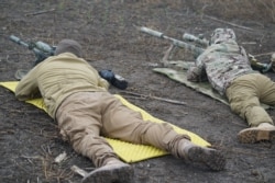 В зоне ООС инструктор готовит бойцов на специальных полигонах. Чтобы не потерять сноровку, снайпер должен тренироваться минимум дважды в неделю