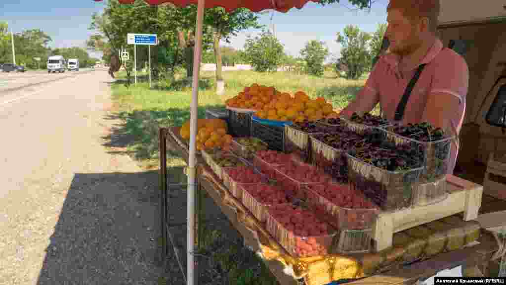 Молодий хлопець продає біля шосе Сімферополь-Євпаторія урожай зі свого саду. Чоловік розповідає, що в нинішньому році через квітневі заморозки значна частина врожаю загинула. Зокрема, зі 150 персикових дерев плодоносили лише 5​