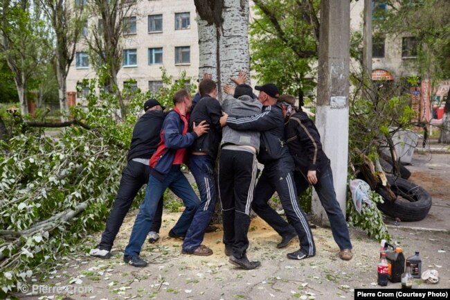 Пророссийские сепаратисты создают блокаду из стволов деревьев, Славянск