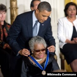 ABŞ - Prezident Obama Maya Angelou-nu Azadlıq Medalı ilə təltif edir, 2011