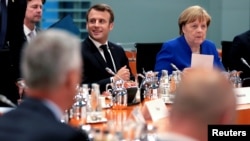 Presindeti i Francës, Emmanuel Macron dhe kancelarja e Gjermanisë, Angela Merkel gjatë Samitit të Berlinit.