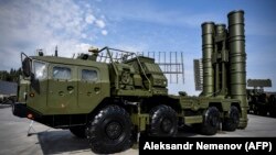 A Russian S-400 antiaircraft missile-launching system is displayed at the exposition field in Kubinka Patriot Park outside Moscow.