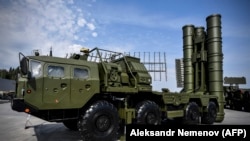 The S-400 antiaircraft missile system will be Ankara's most significant weapons purchase to date from a non-NATO supplier. (file photo)