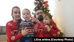 Obitelj Jozić: „Ove godine nema ponoćke, misa je bila nešto ranije. To je jedino razlika nego ranijih godina", kaže Darko Jozić.