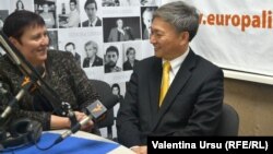 Qimiao Fan, în dialog cu Valentina Ursu, în studioul Europei Libere din Chişinău