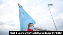 Под крымскотатарскими флагами: в Киеве вспоминали о жертвах геноцида (фотогалерея)