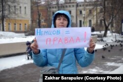 Участница акции памяти Бориса Немцова