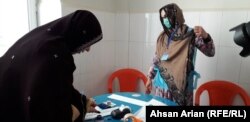 یوه مېرمن خپله رایه استعمالوي.