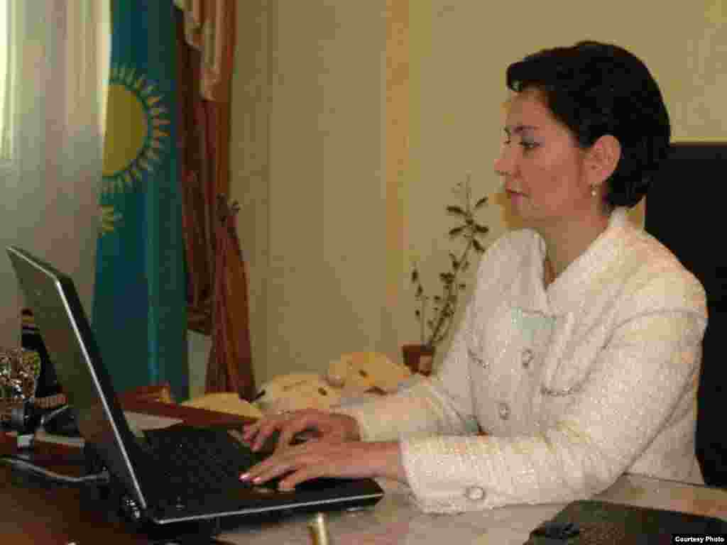 Еңбек және халықты әлеуметтік қорғау министрі Гүлшара Әбдіхалықова. Астана, 27 қаңтар 2011 жыл.