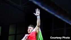Меҳрубон Сангинов пас аз пирӯзи дар як сабқат дар шаҳри Душанбе