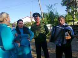 Владимир Родионов (в центре) из хутора Мрыховского