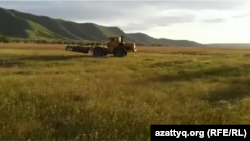 Сельскохозяйственная машина на полях в Алматинской области. Иллюстративное фото.