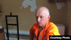 Заключенный Владимир Козлов беседует в тюрьме с представителями Национального превентивного механизма противодействия пыткам (НПМ). Алматинская область, 21 июля 2015 года.